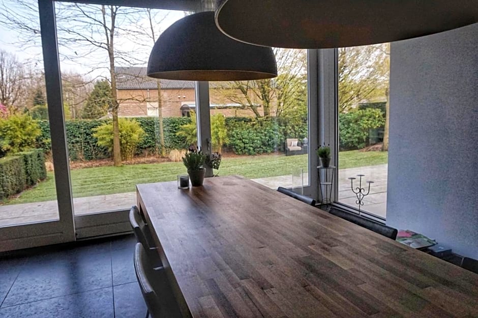 Bed & Wellness Boxtel, luxe kamer met airco en eigen badkamer, ligbad