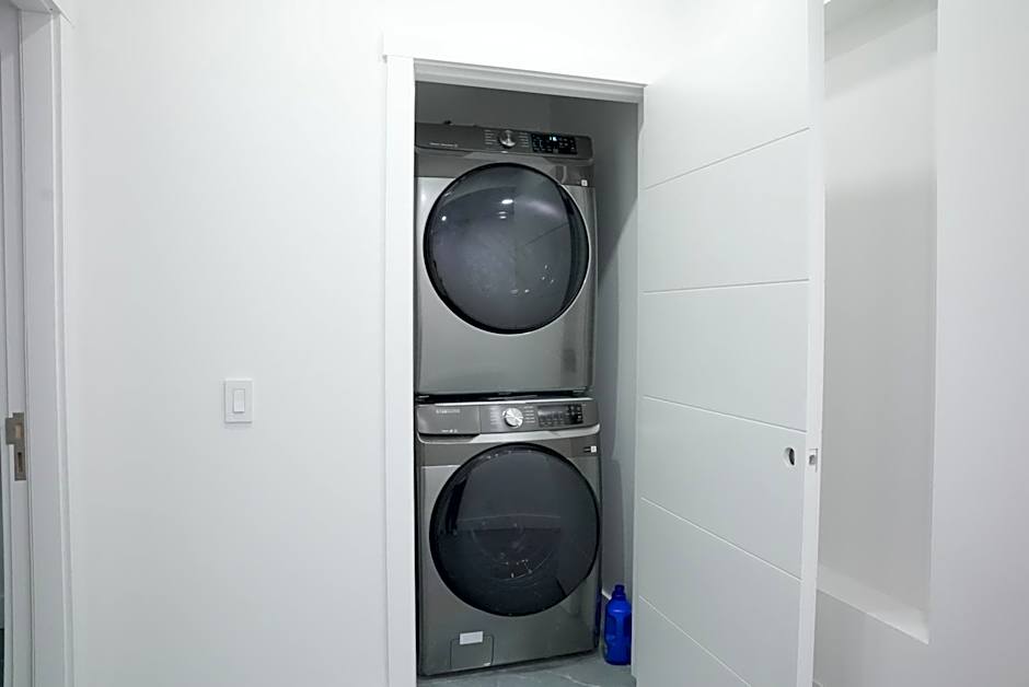 New Luxury Walkout Suite Near University-BY ROOM