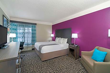King Room with Bath Tub - Mobility/Hearing Accessible - Non-Smoking