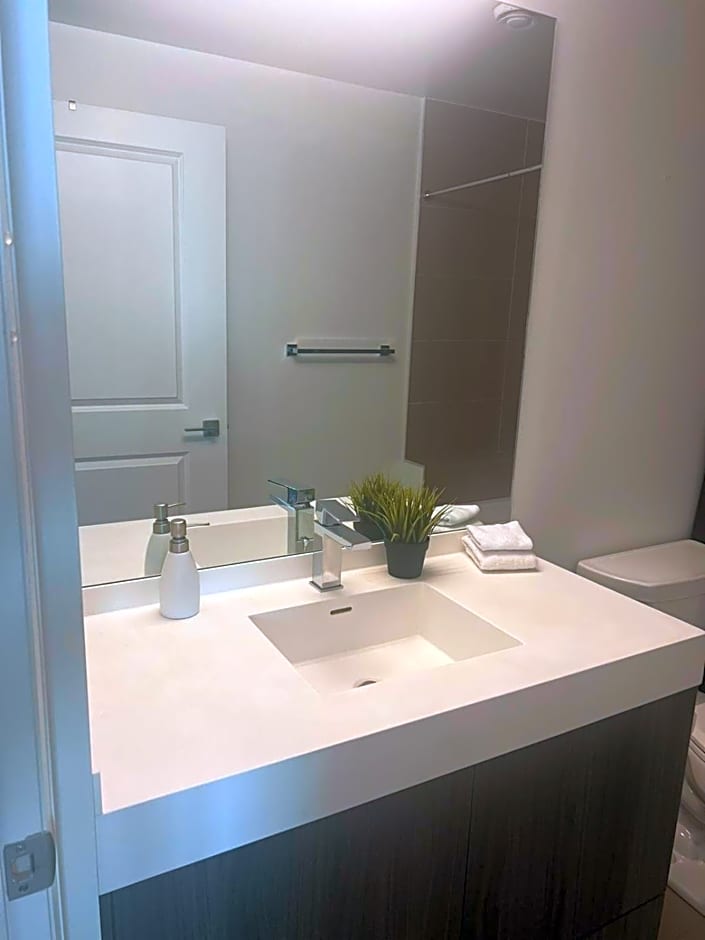 Cozy 2 Bedroom by Eaton Centre Mall