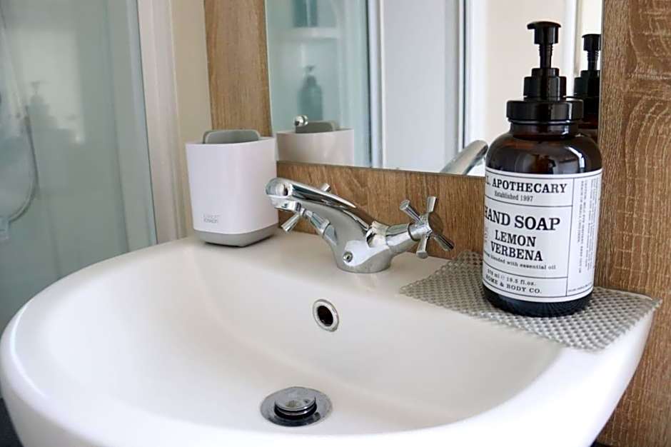 Chic, spacious & fun coastal retreat - family friendly - 3 min walk to beach