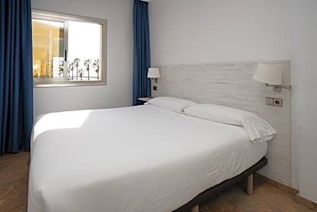 Two-Bedroom Apartment with Marina Views (4 Adults)