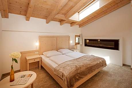 Large Bed-Room Apartment, Balcony and Electric Fireplace