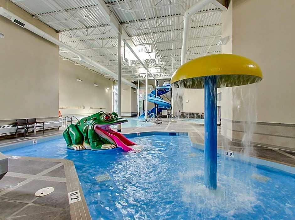 Outstanding Mountain Condo WATERSLIDE and HOT TUB managed by Little Sister Getaways