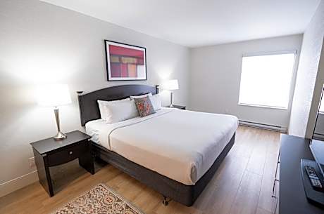 MODERN | One Bedroom Queen Suite
