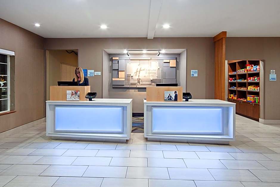 Holiday Inn Express and Suites Tulare By IHG