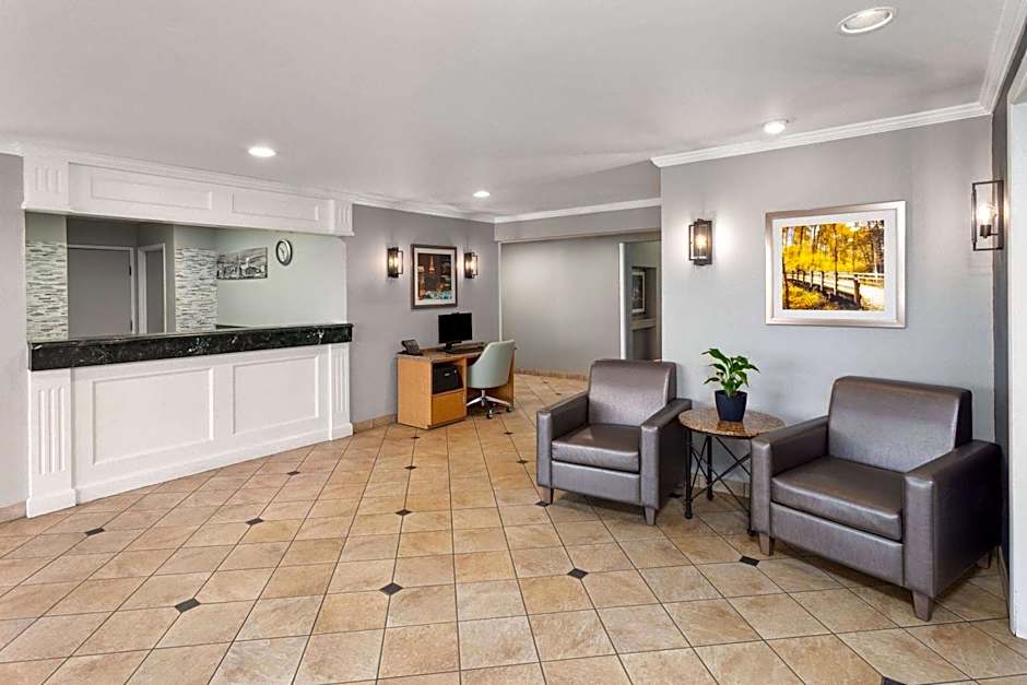 La Quinta Inn & Suites by Wyndham Cleveland Independence