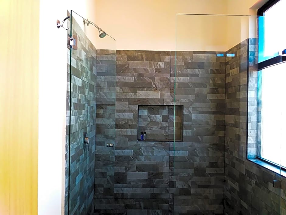 ROOM Hotel & Suites