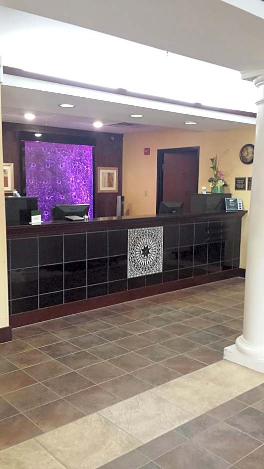 Paradise Inn & Suites