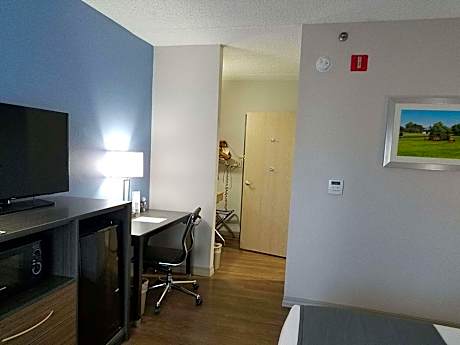 Queen Room with Mobility Accessible Bathtub