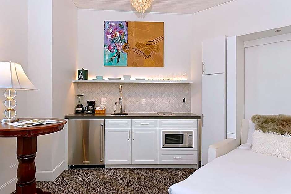 Independence Square 310, Chic, Remodeled Studio w/ Great Location in Aspen, A/C, & Kitchenette