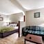 Econo Lodge Inn & Suites East