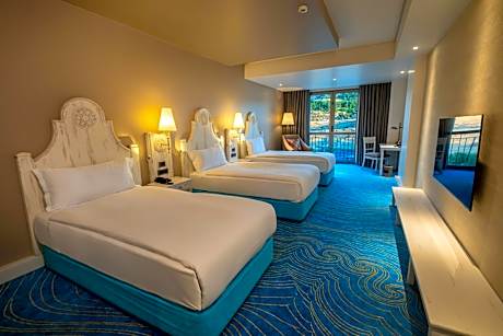 Large Triple Room with Three Single Beds - Non-Smoking