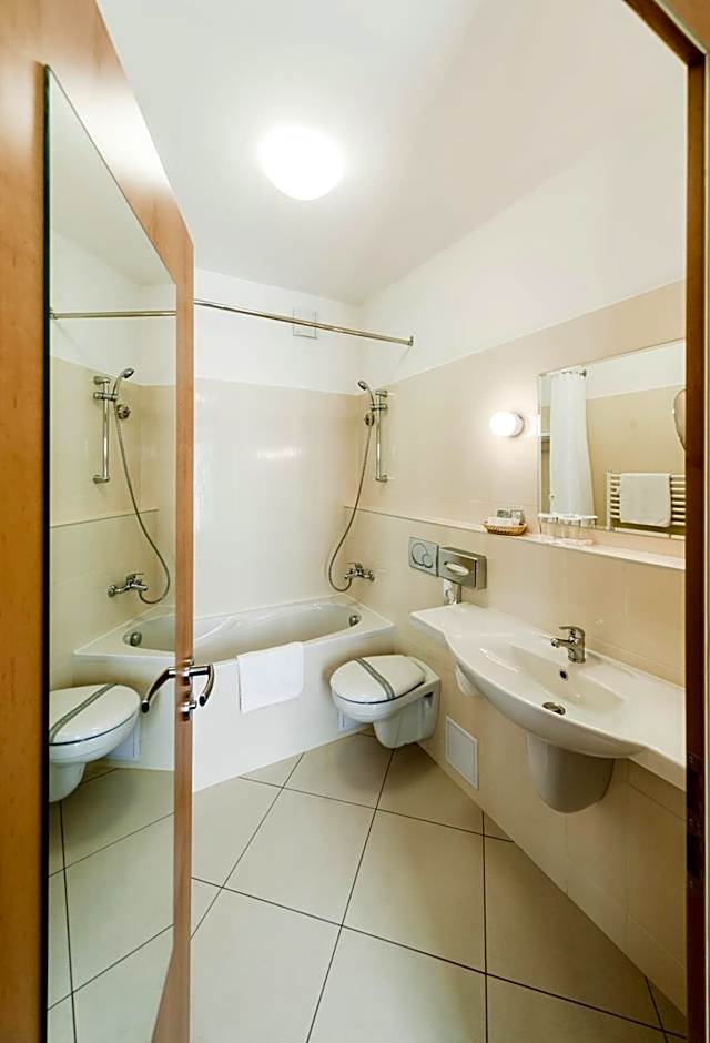 Archibald At The Charles Bridge