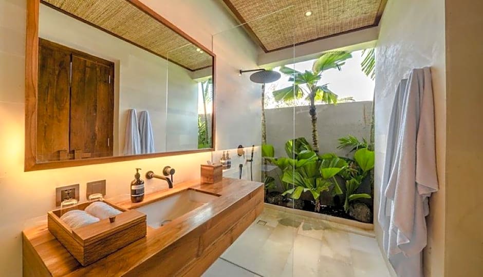 Elegant 5 Bedrooms private luxury villa in Canggu