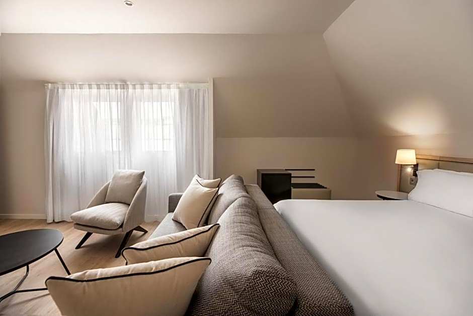 Photo 1 of 5 of Premium 1 Queen Bed