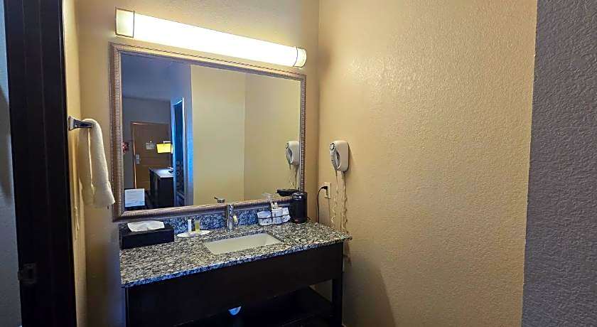 Super 8 by Wyndham Dilley TX