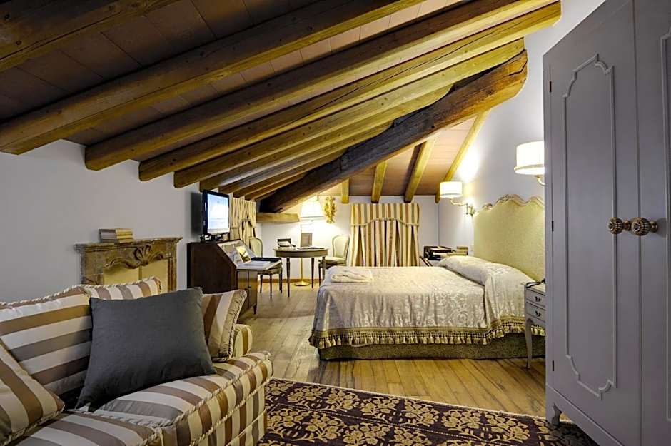 Photo 1 of 5 of Junior Suite