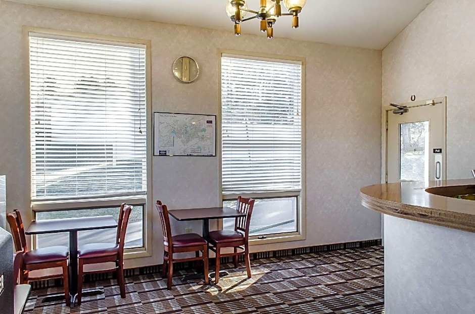 Rodeway Inn State College - near University
