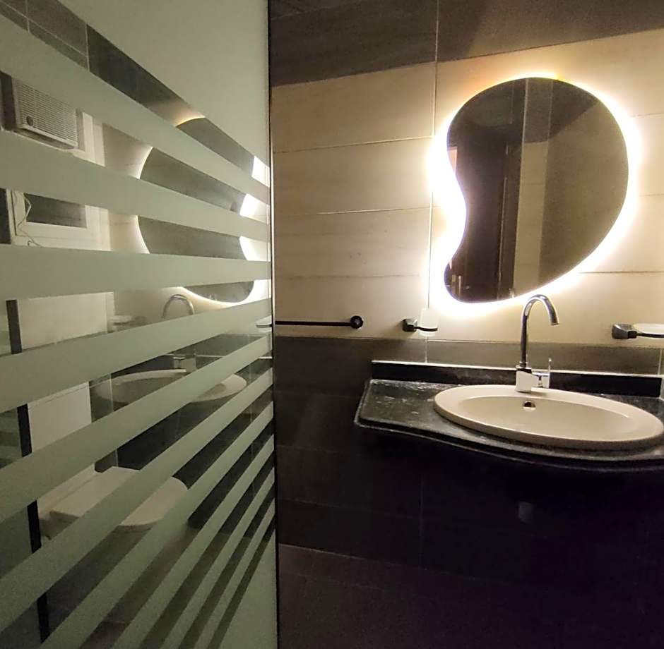 luxurious Downtown House near airport and Malls