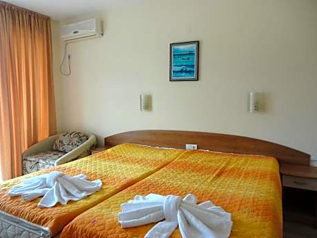 Double or Twin Room with Partial Sea View