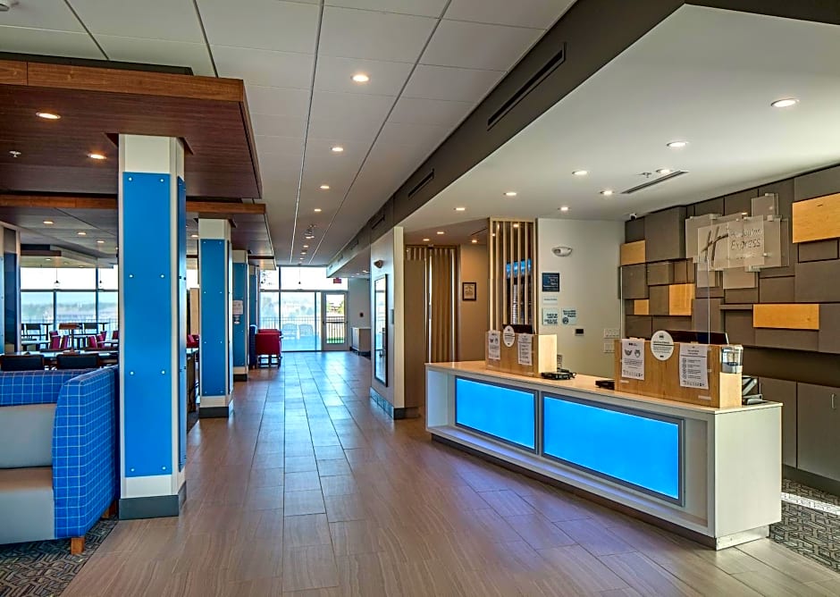 Holiday Inn Express & Suites - West Omaha - Elkhorn, an IHG Hotel