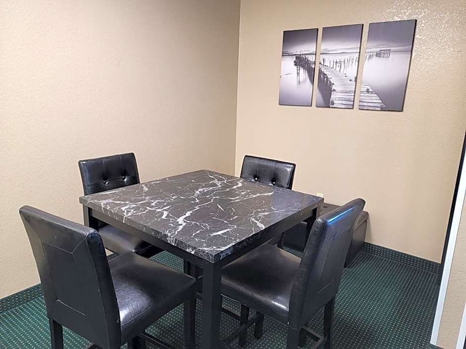 Super 8 by Wyndham Ionia MI