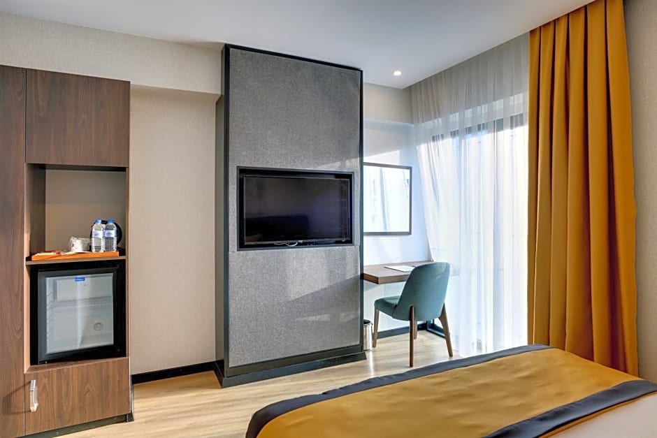 Leo Suites