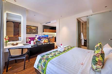 Junior Suite with Pool View