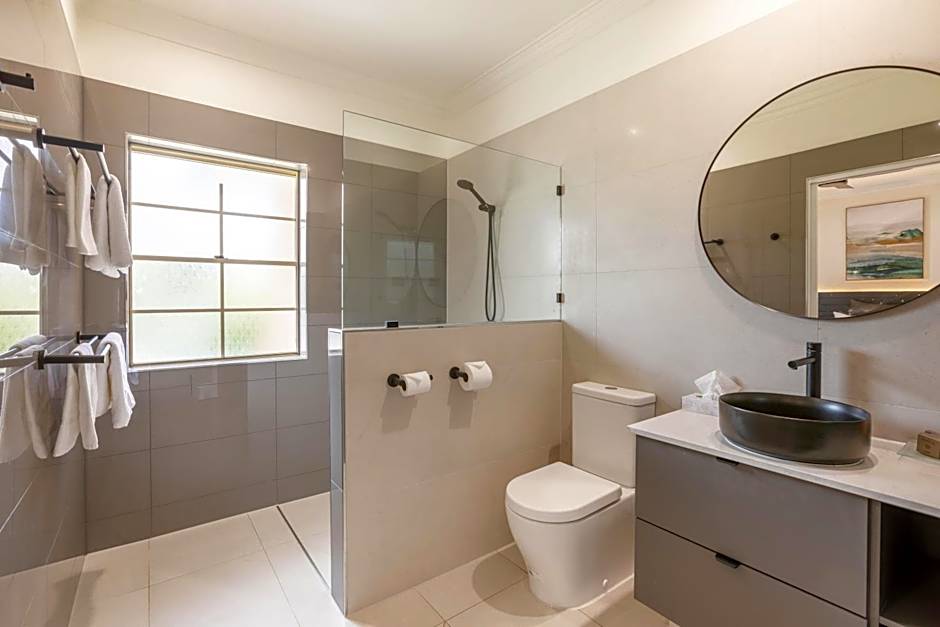 Coopers Colonial Motel