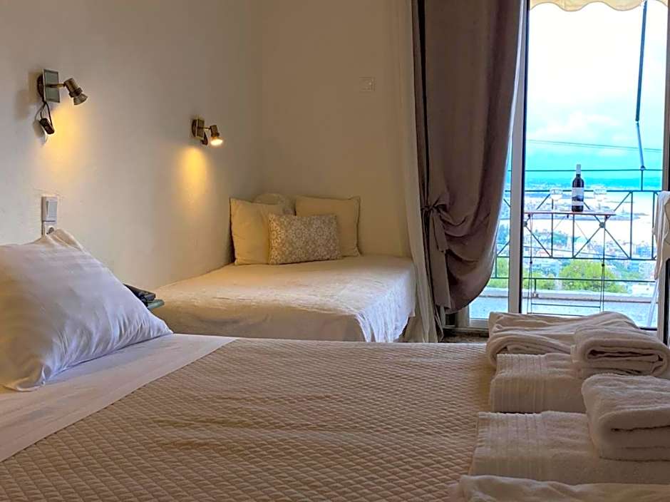 Akrotiri Hotel