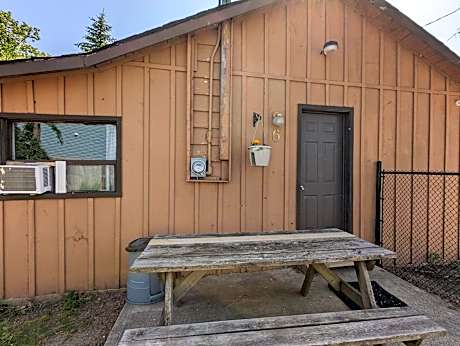 Tiny Wood Cottage 06