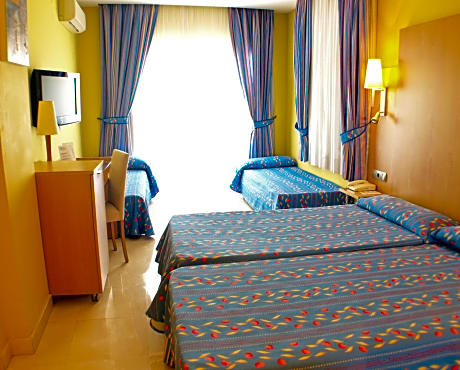 FAMILY ROOM - SIDE SEA VIEW