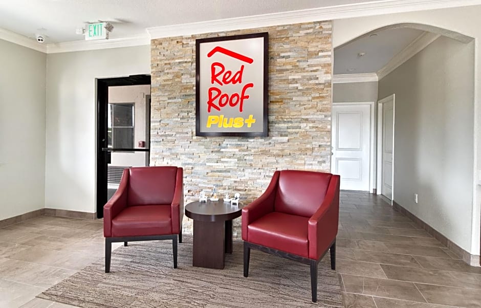 Red Roof PLUS+ Galveston - Beachfront