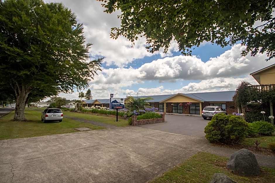 Antonio Mews Motel