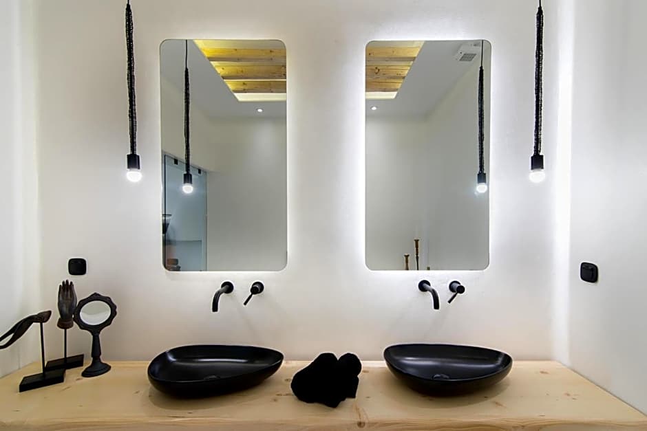 Portara Seaside Luxury Suites