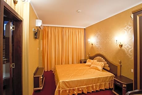 Double or Twin Room with Bath and Free Underground Parking