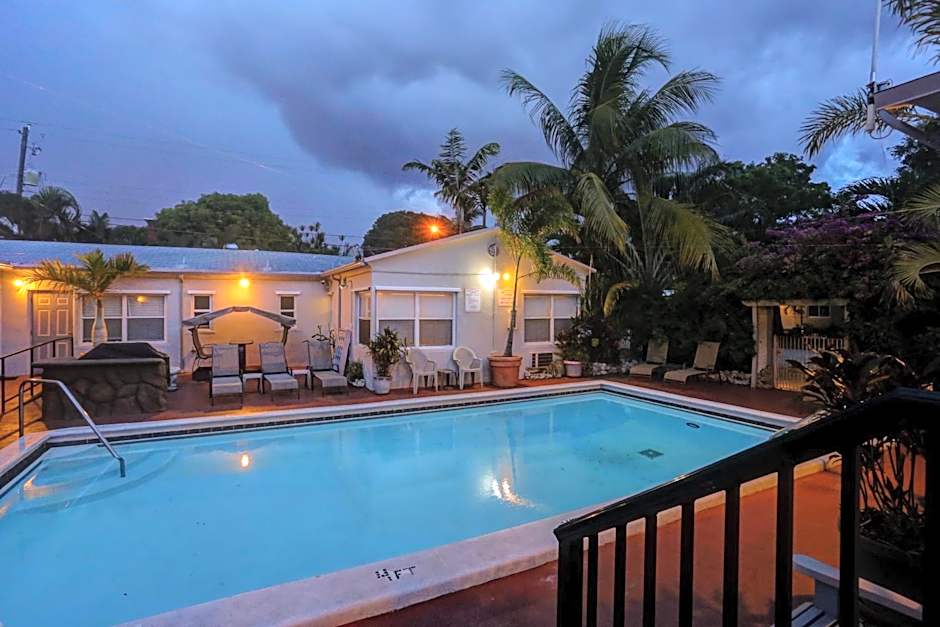 Richard's Motel Courtyard