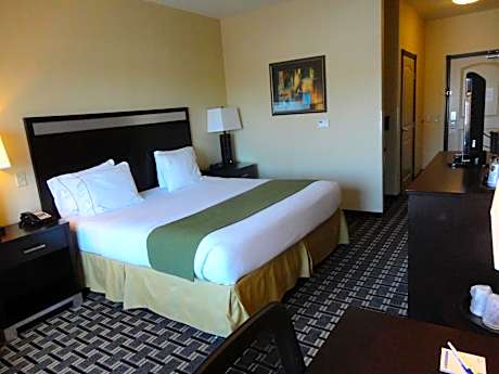Standard King Room with Roll-in Shower - Mobility Accessible