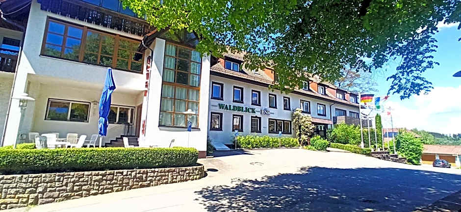 Hotel Waldblick BSR Garten mit Pavillons im Schwarzwald, ideal für Paare, Familien, Hunde