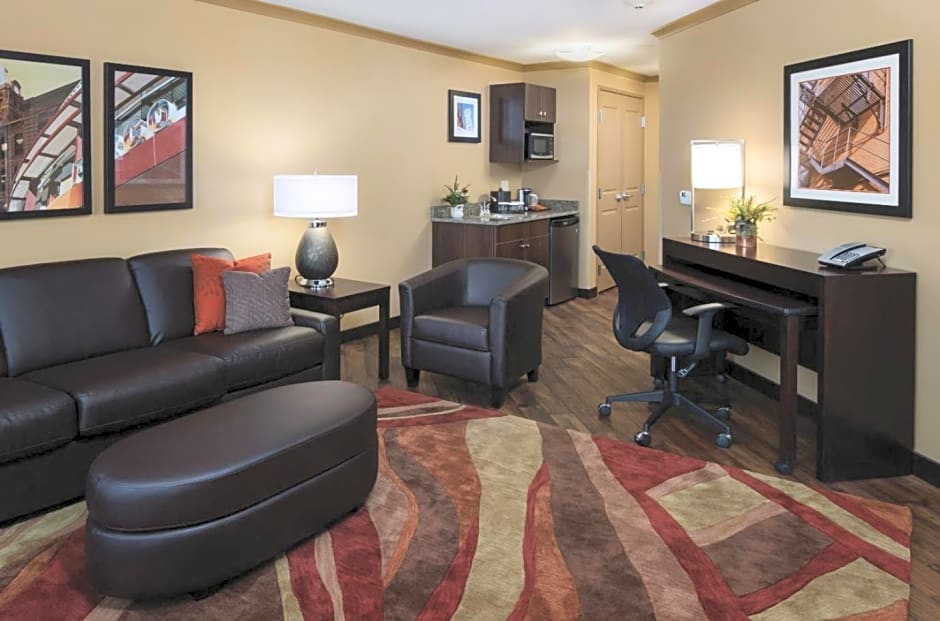 ClubHouse Hotel & Suites Fargo