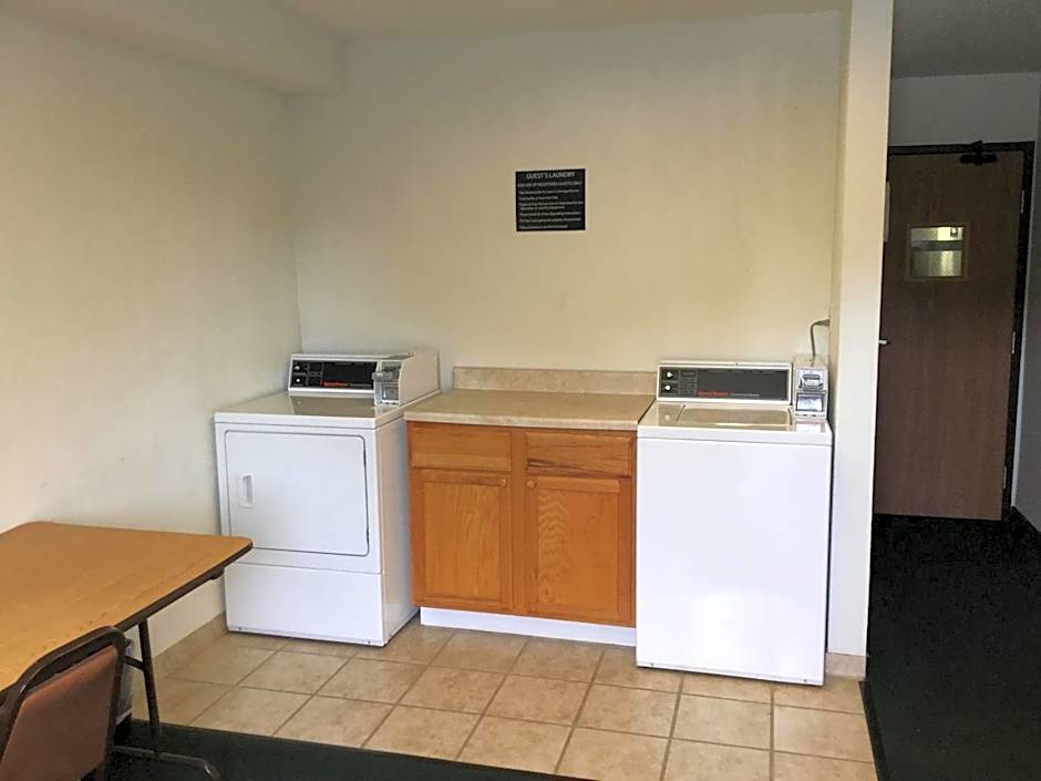 Super 8 by Wyndham New Stanton