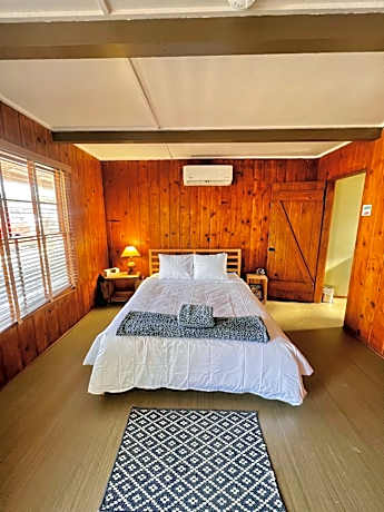 Room 5 - Downtown Joshua Tree Motel - Pet Friendly - Walk to Shops & Visitor Center, Minutes to Park Entrance