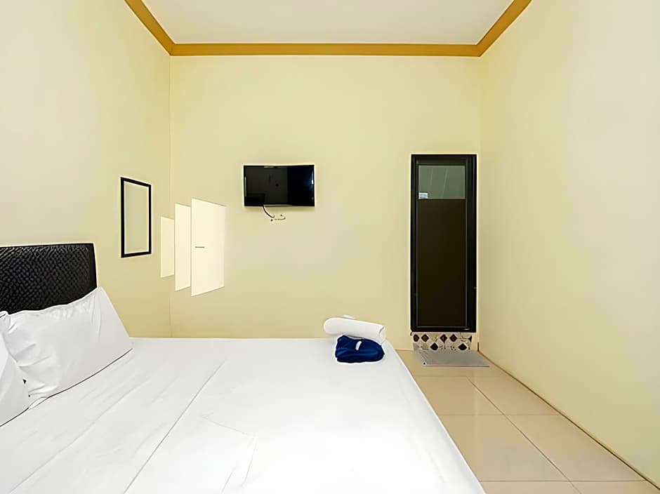 Grand Kencana Guesthouse Syariah near Wisata Bahari Lamongan Mitra RedDoorz