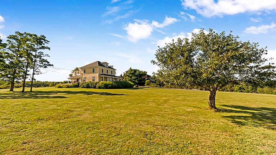 Bayview Pines Country Inn B&B