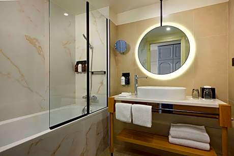Deluxe Double Room with Balcony and Garden View