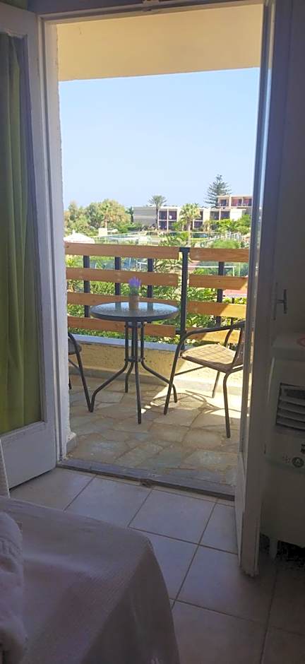 Cleo Rooms 250m from the beach