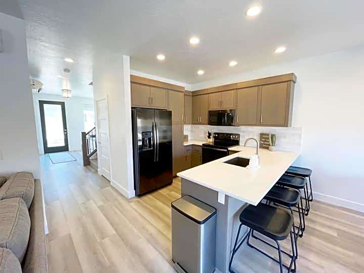 New Family-Friendly Townhome w/ Pool & Hot Tub