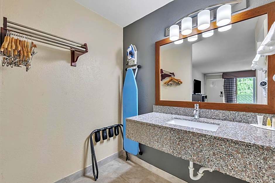 Super 8 by Wyndham Morganton