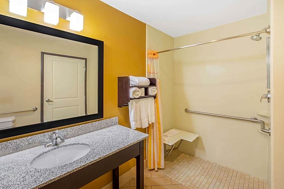 La Quinta Inn & Suites by Wyndham Floresville